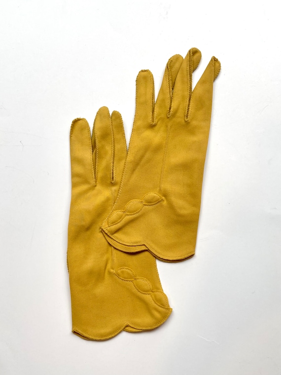 Vintage Mustard Yellow Gloves with Scallop Detail… - image 3