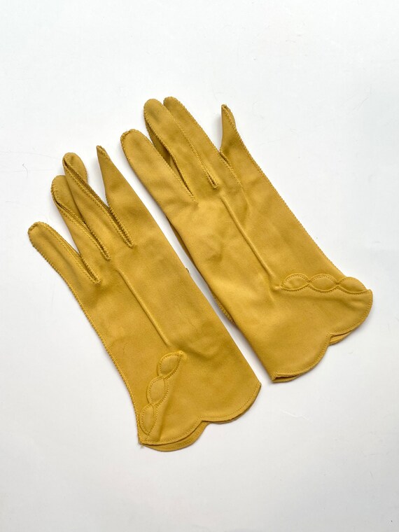 Vintage Mustard Yellow Gloves with Scallop Detail… - image 2