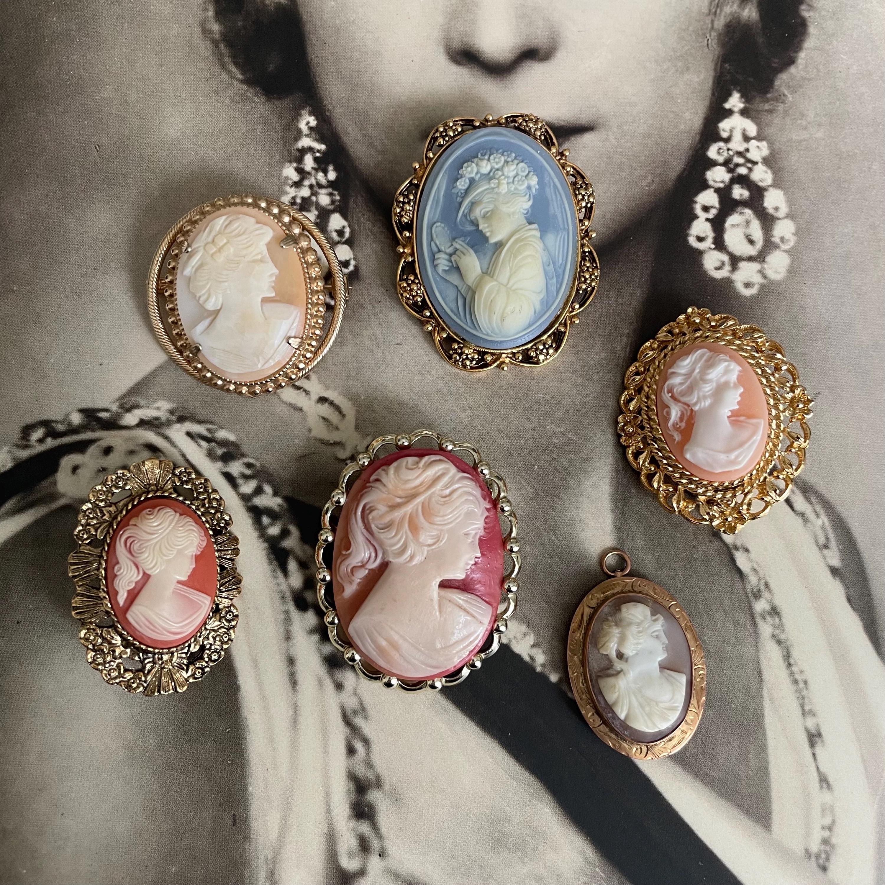 Petite Broche Ancienne Personnages Romantiques – Métal Doré – Bijou Fantaisie Vintage France
