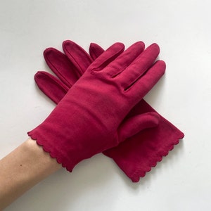 Vintage Raspberry Red Wrist Length Scallop Hem Gloves, Size 6