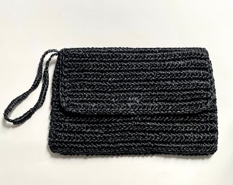 Pochette enveloppe vintage en paille de raphia noire avec dragonne