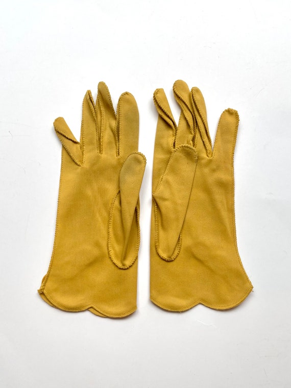 Vintage Mustard Yellow Gloves with Scallop Detail… - image 4