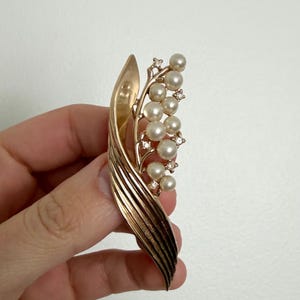 Vintage Signed Crown Trifari Faux Pearl Rhinestone Gold Tone Leaf Brooch Pin