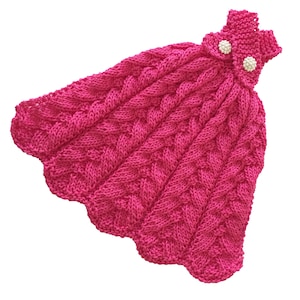 Könnte beinhalten: Ein rosa gestricktes Babykleid mit einem Zopfmuster und zwei weißen Perlenknöpfen.