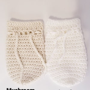 Puede incluir: Dos bolsas de cordón de ganchillo, una de color beige claro etiquetada como "Mushroom" y la otra de color blanco etiquetada como "Fairy dust".