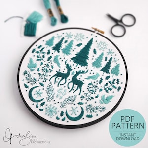 以下が含まれることがあります： ターコイズと白の刺繍枠に、2頭の鹿、木々、雪の結晶のデザインが施されています。右下に「PDF PATTERN INSTANT DOWNLOAD」の文字があります。