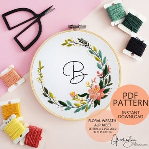 Motif de broderie alphabet couronne florale et guide (lettres A-Z) - Téléchargement numérique PDF (BeCoProductions)