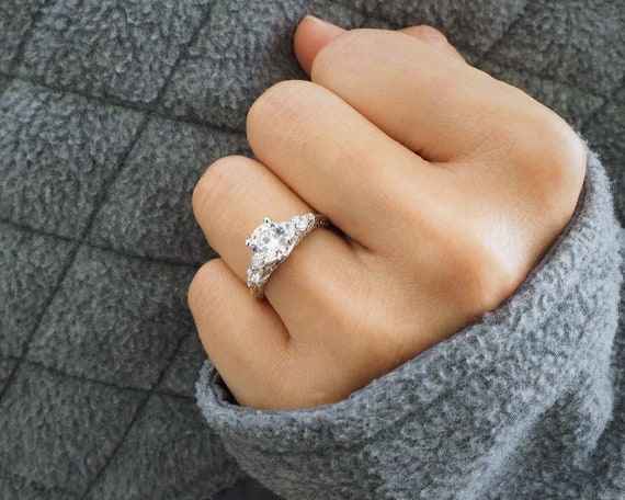 Engagement ring shop sellers