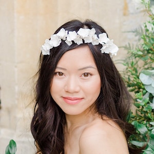 Witte bloemenkroon, bruidsbloemkroon met handgemaakte band, bruidszendspoel, klei bloemen bruiloft hoofdband, bloemenhalo hoofdband