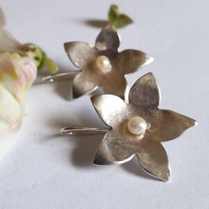 Flower Earrings with pearls, Gold Flower Drop Earrings, Nature Jewelry, Gold Pearl Drop Earrings, Delicate Earrings, Floral Pearl Earring