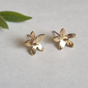 Gold Blume Ohrstecker, kleine Ohrstecker Ohrringe, Gold Blume Ohrringe, 14k Gold Ohrstecker, Ohrringe aus massivem Gold, Minimalist Schmuck Ohrringe, 9k Gold Ohrstecker