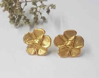 Flower stud earrings gold, bridal studs, small flower earrings, bridal earrings, bridesmaid earrings, delicate gold earrings, 14k gold studs