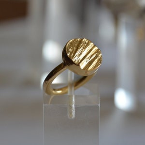 Signet ring women, 14k gold signet rings, round signet ring, pinky ring women, gold pinky ring, unique ring, Solid gold ring, Gold disc ring