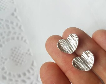 シルバー ハート イヤリング、小さなスタッド イヤリング シルバー、ハート スタッド、小さなイヤリング スタッド、バレンタインデー ギフト、シルバー スタッド イヤリング