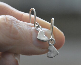 Pendientes de corazón de plata, Pendientes de corazón colgantes, Pendientes de corazón pequeños, Pendientes de corazón diminutos, Pendientes pequeños de plata, Pendientes delicados