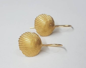 Gold seashell earrings, gold shell earrings, clam earrings, summer earrings, beach earrings, nature earrings, gold drop earrings, sea shell