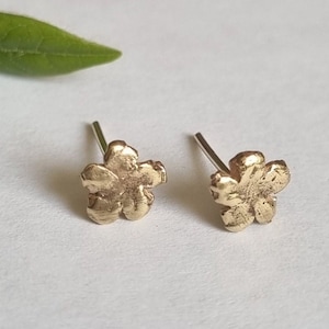 Gold flower earrings, 14k Gold studs, Solid gold earrings, Tiny studs, Minimalist earrings, Gold flower studs, Dainty jewelry, 9k gold stud