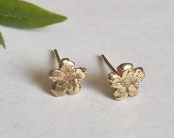 Pendientes de flores de oro, tachuelas de oro de 14k, pendientes de oro macizo, tachuelas diminutas, pendientes minimalistas, tachuelas de flores de oro, joyas delicadas, tachuelas de oro de 9k