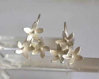 Pendientes colgantes de flores de plata, pendientes colgantes de plata, pendientes ligeros, pendientes románticos, pendientes de inspiración vintage, pendientes de naturaleza