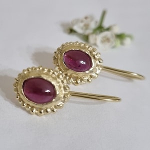 14k gold earrings, Garnet earrings, January birthstone earrings, Antique inspired earrings, vintage earrings, Red oval earrings, Garnet gems
