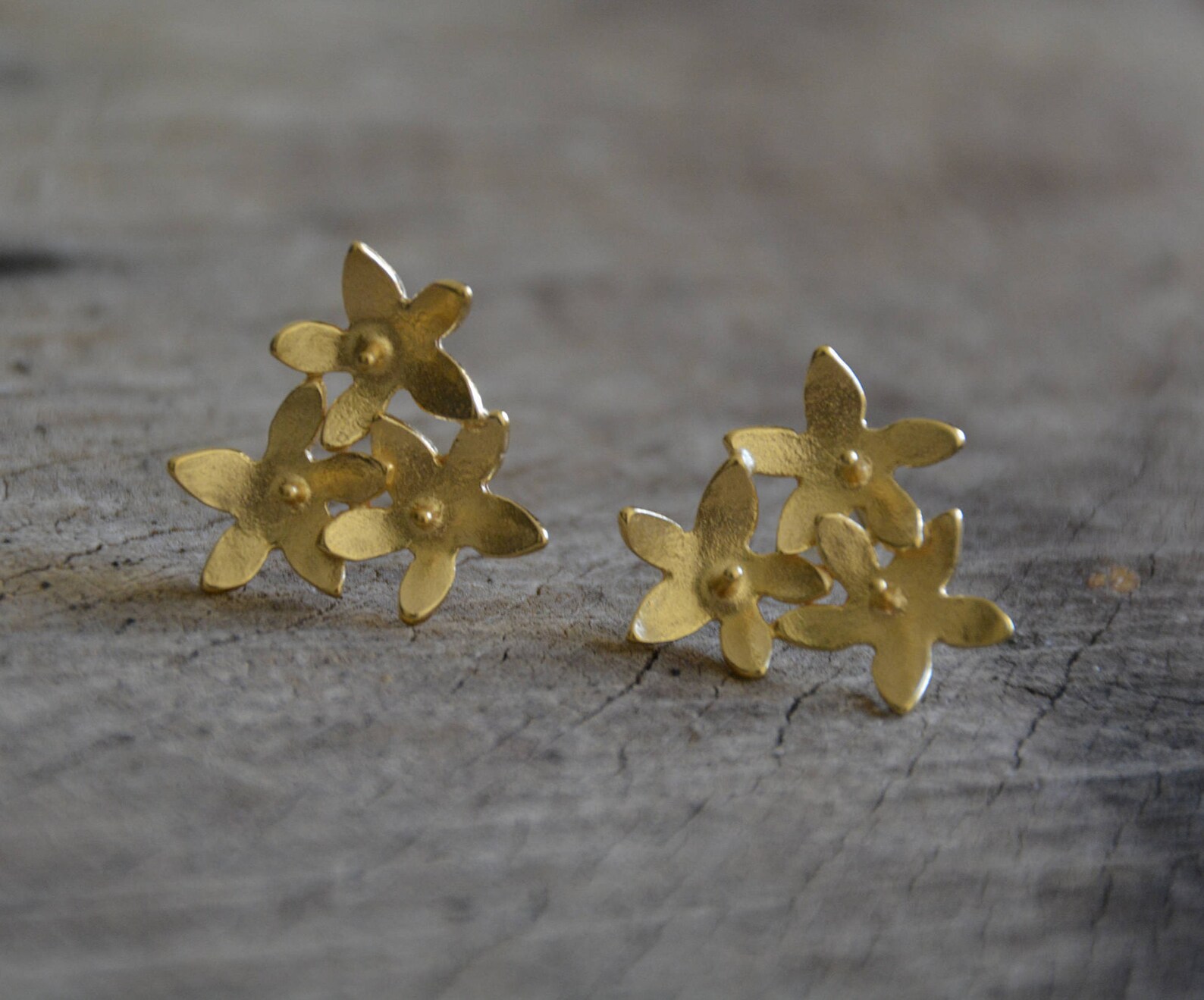 Rockabilly Dot Flower Stud Earrings – Cute Acrylic Dangle Earrings – Red White Black – 1 Pair