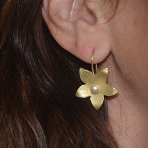 Pearl Flower Earrings, Gold Flower Drop Earrings, Nature Jewelry, Gold Pearl Drop Earrings, Delicate Earrings, Floral Pearl Earring