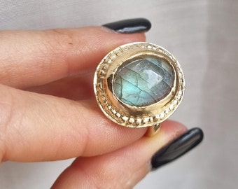 Statement gold ring, Labradorite ring, Oval gemstone ring, Big silver ring, Gold gemstone ring, Antique style ring, Bold jewelry, Vintage