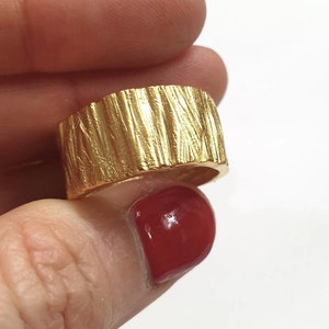 Aliança de casamento feminina, aliança de casamento rústica, aliança de casca de árvore, anel de ouro tamanho 5, aliança de anel larga, aliança de ouro para casamento, aliança de casamento larga