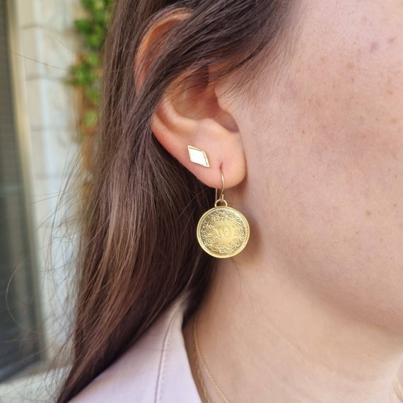 Orecchini A Disco Pendenti Con Moneta, Colore Oro | Leggeri E Piatti In Rame | Gioielli Eleganti Per Donna - 3