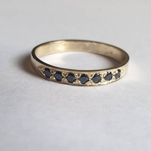 Gold Onyx Ring, schwarzer Onyx Ring, halb Eternity Ring, Stapelring Mama, Geburtsstein Ring, 14k Goldring