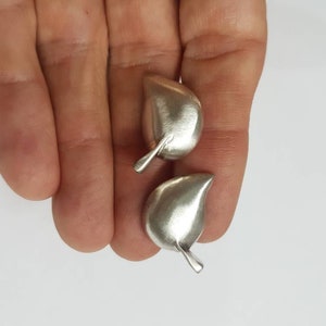 Leaf stud earrings, silver stud earrings, leaf earrings, silver leaves earrings, silver leaf earrings, nature earrings, small stud earrings