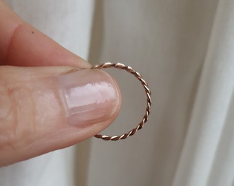 Rose gouden ring, massief gouden ring, 14k gouden ring, trouwring vrouwen, trouwring, 9k gouden ring, gedraaide ring, minimalistische ring, delicate ring