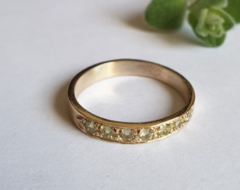 Massiver Goldring, Peridotring, 14k Goldring, August Geburtsstein Ring, grüner Peridot Ring, 14k Verlobungsring, 9k Goldring