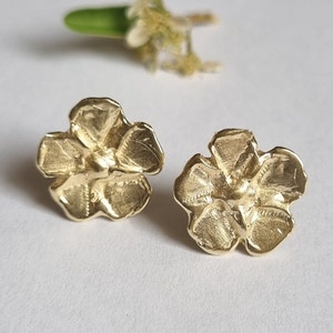 Gold flower studs, 14k Gold earrings, Solid gold earrings, Romantic earrings, 9k gold studs, Elegant gold earrings, Nature inspired jewelry