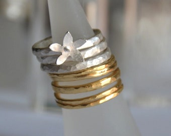 Anillos de oro apilables, anillos martillados apilables, anillos de oro delgados, bandas de oro delgadas, anillos simples delicados, anillos de aro, anillos midi de oro delicados
