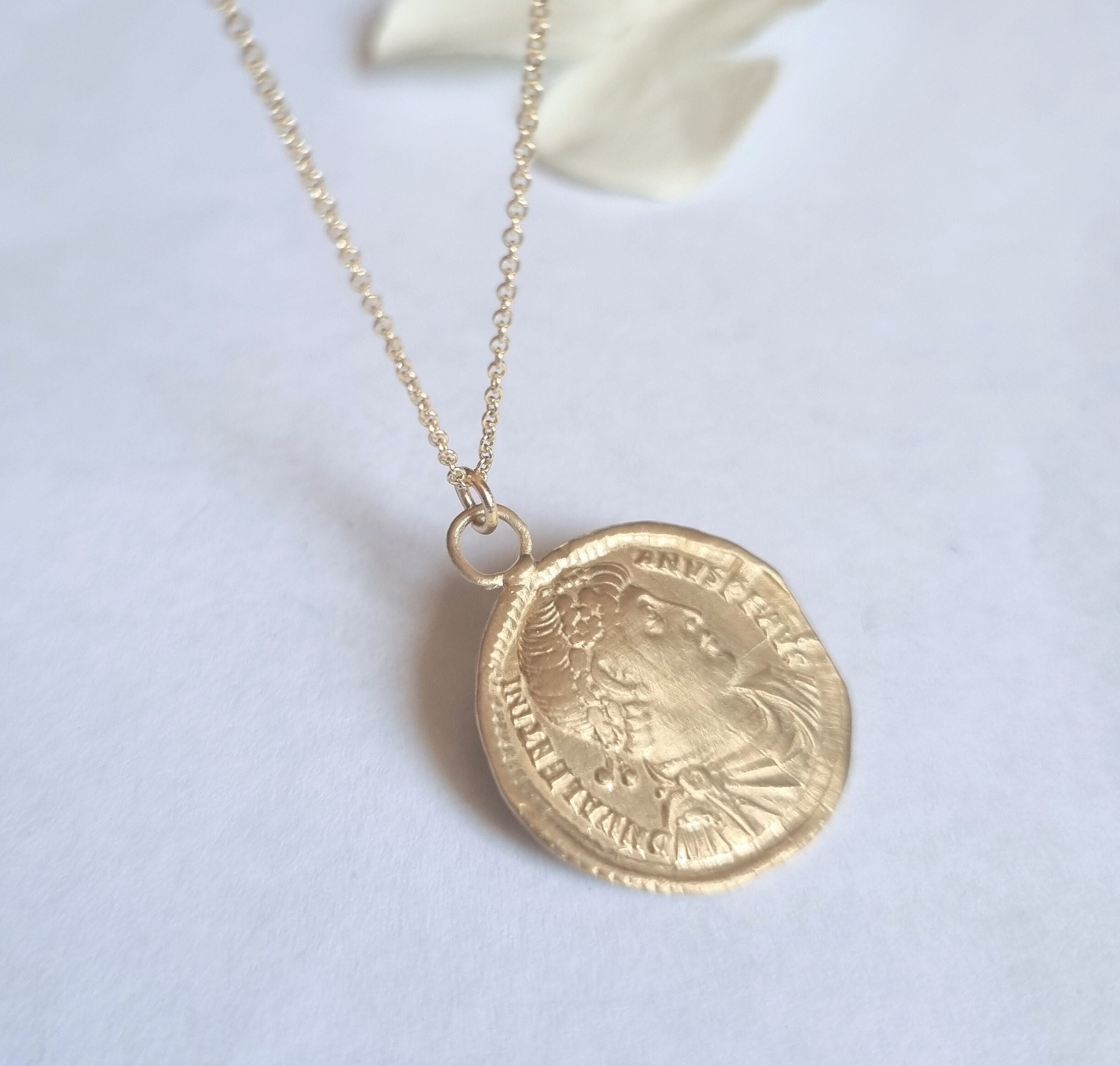 Ciondolo In Oro 18 Kt Con Moneta Romana Di Bronzo Del II Secolo D.C. E L'imperatore Antonino Pio