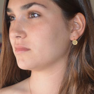Gold disc earrings, 14k gold earrings, round disc earrings, vintage style earrings, bridesmaid earrings, gold delicate round earrings,