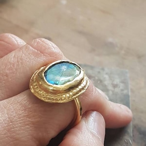 Labradorite ring, large labradorite ring, labradorite gold ring, big ring, green labradorite ring, oval ring, statement ring, cocktail ring