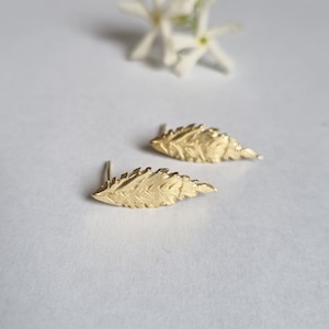 Gold leaf earrings, 14k Gold studs, Solid gold earrings, Nature inspired earrings, Minimalist earrings, Feminine jewelry, 9k gold earrings