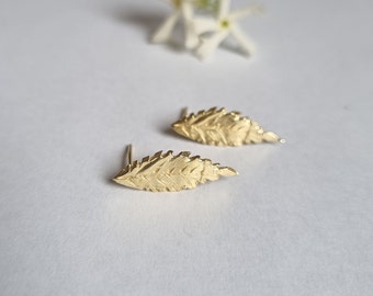 Brincos de folha de ouro, tachas de ouro 14k, brincos de ouro maciço, brincos inspirados na natureza, brincos minimalistas, joias femininas, brincos de ouro 9k