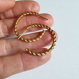 Gold Creolen, 14k Gold Ohrringe, offene Creolen, mittlere Creolen, verdrehte Creolen, Seil Ohrringe, Creolen Ohrstecker Bild 4