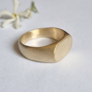 Signet ring, Minimalist jewelry, Oval signet ring, Pinky ring for women, 9k solid gold ring, Elegant ring, Stacked gold ring, Classic signet