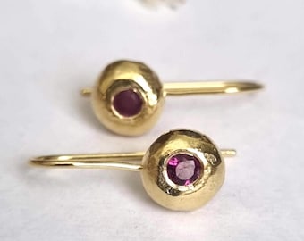Pendientes de granate delicado, pendientes pequeños con piedras preciosas, pendientes colgantes de oro macizo, pendientes minimalistas, pendientes de oro de 14 k, piedra de nacimiento de enero, 9 k