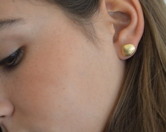 Seashell earrings, gold seashell earrings, sea shell earrings, clam earrings, summer earrings, beach earrings, gold stud earrings