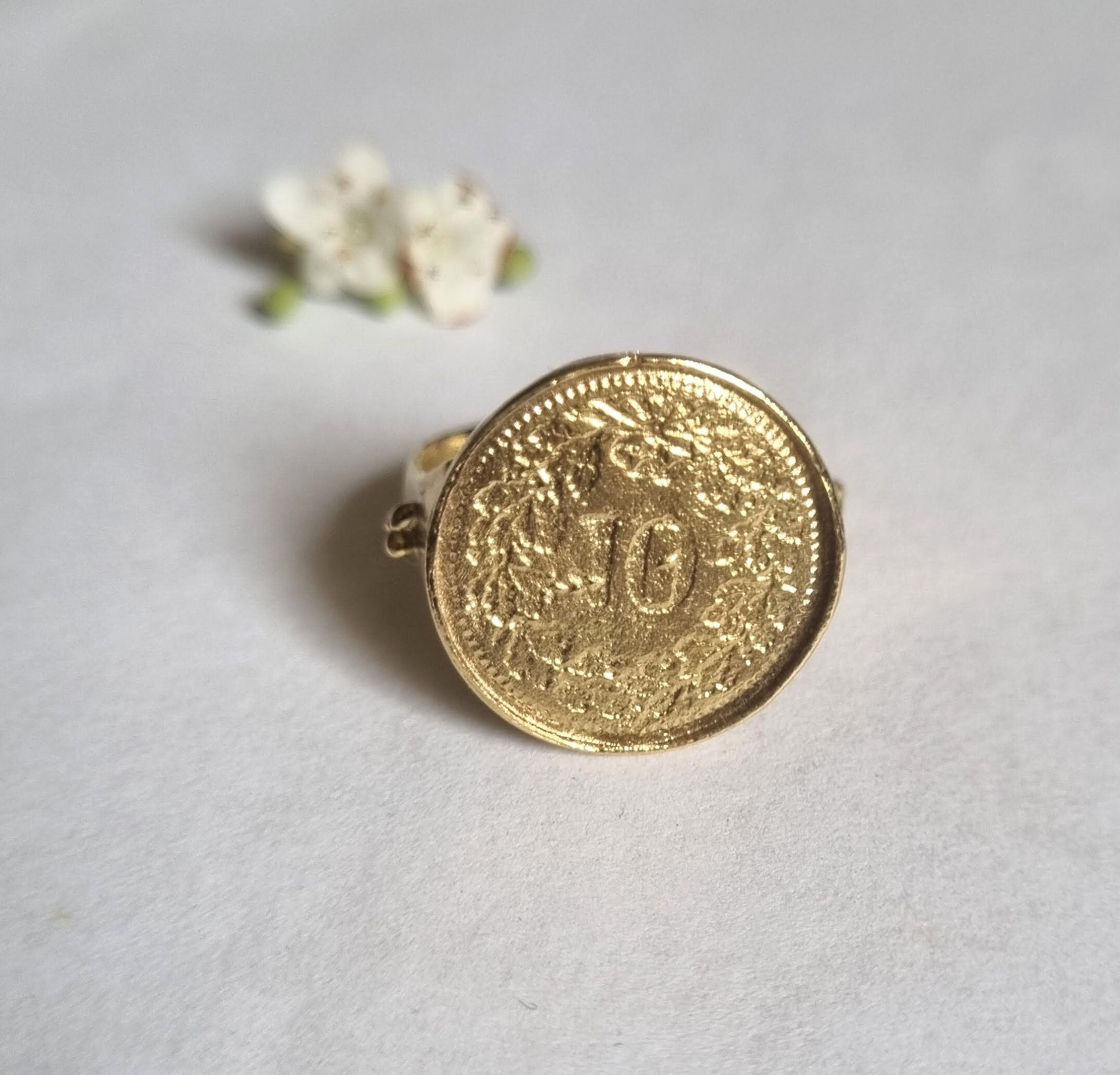 【新作入荷!!】 Solid Gold Coin Ring, Gold Signet Ring, Antique Style Ring, Romantic Jewelry for Women, 14k Gold Ring, 9K Gold Ring, Big Round Signet, Boho - Etsy アクセサリー