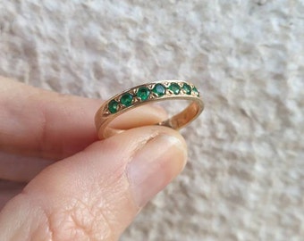 Anillo de oro macizo, anillo esmeralda de oro, anillo esmeralda verde, anillo de media eternidad, mamá anillo de apilamiento, anillo de piedra de nacimiento, anillo de oro de 14k, anillo de oro de 9k