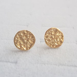Solid gold disc earrings, 14k gold earrings, Gold stud earrings, Round gold studs, Disc studs, Hammered earrings, Geometric gold studs, 9k