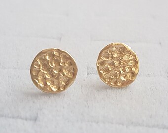 Solide goldene Scheibenohrringe, 14k Goldohrringe, Goldohrstecker, runde Goldohrstecker, Scheibenohrstecker, gehämmerte Ohrringe, geometrische Goldohrstecker, 9k