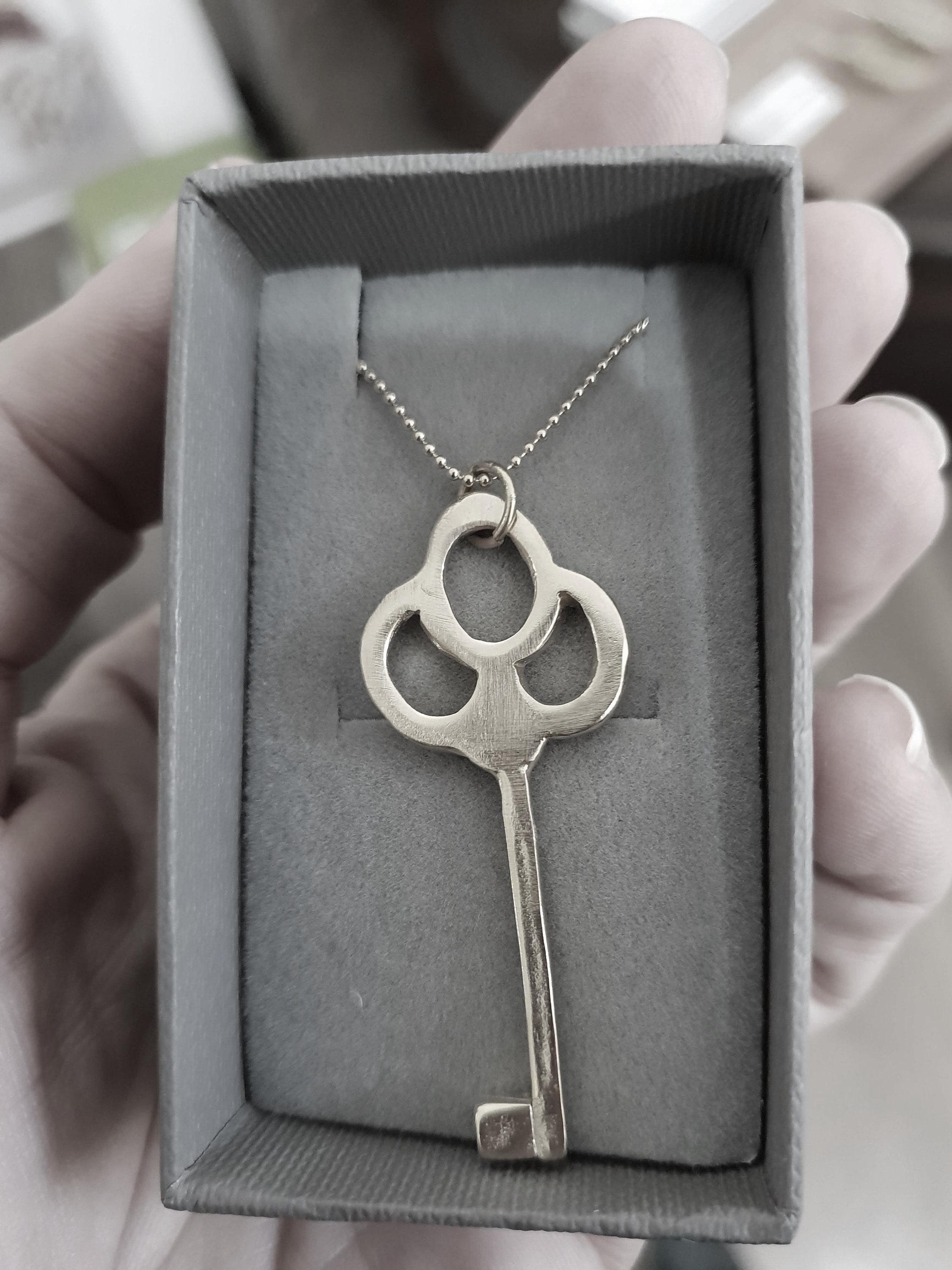 Collier Long Argenté Avec Pendentif Clé - Très Bon État