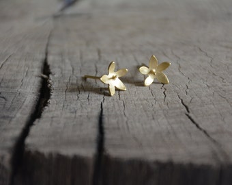 Flower stud earrings, small flower earrings, bridesmaid earrings, gold stud earrings, tiny gold flower studs, girls flower earrings gift